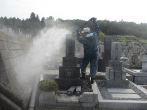 東山霊園にて年間管理のお客様のクリーニングをしました。